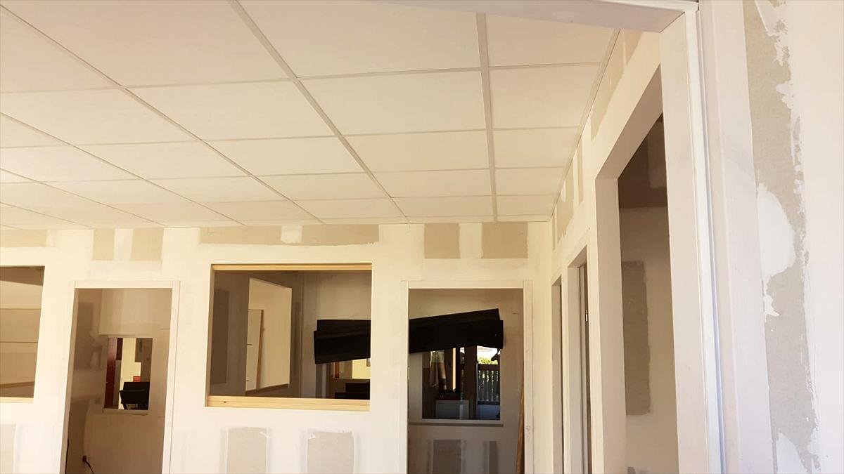 Second plateau : châssis vitrés sous le plafond à dalles — plateaux de bureaux à Cabestany, plaquiste ALVIT PLAQUISTE