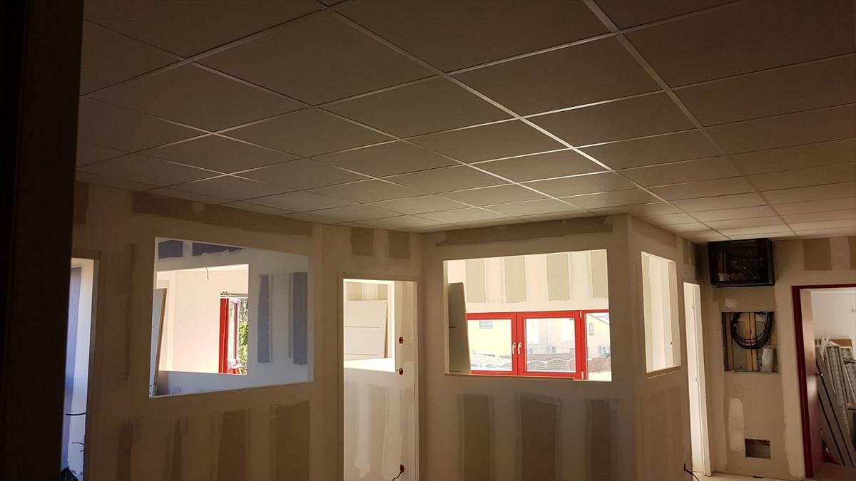 Second plateau : les bureaux vitrés — plateaux de bureaux à Cabestany, plaquiste ALVIT PLAQUISTE