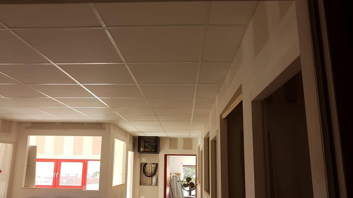 Second plateau : la circulation sous le plafond à dalles — plateaux de bureaux à Cabestany, plaquiste ALVIT PLAQUISTE