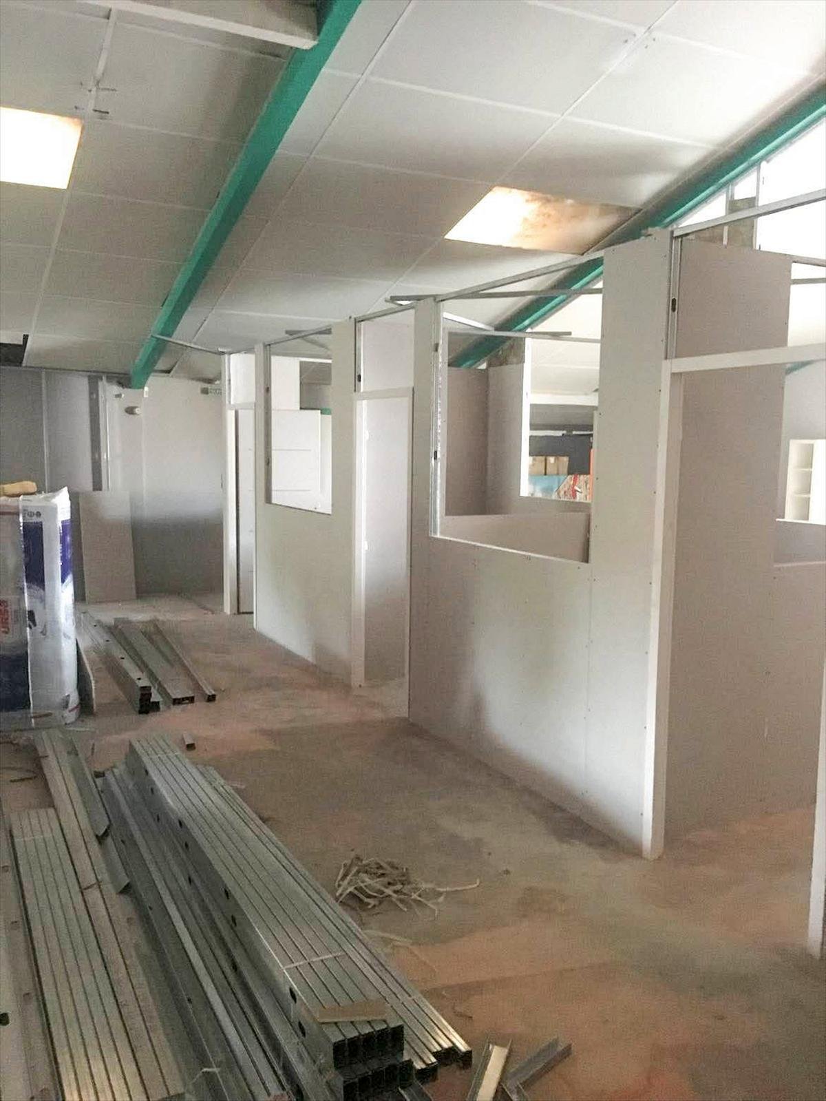 Cloisons en cours, réservations des châssis vitrés — plateaux de bureaux à Cabestany, plaquiste ALVIT PLAQUISTE