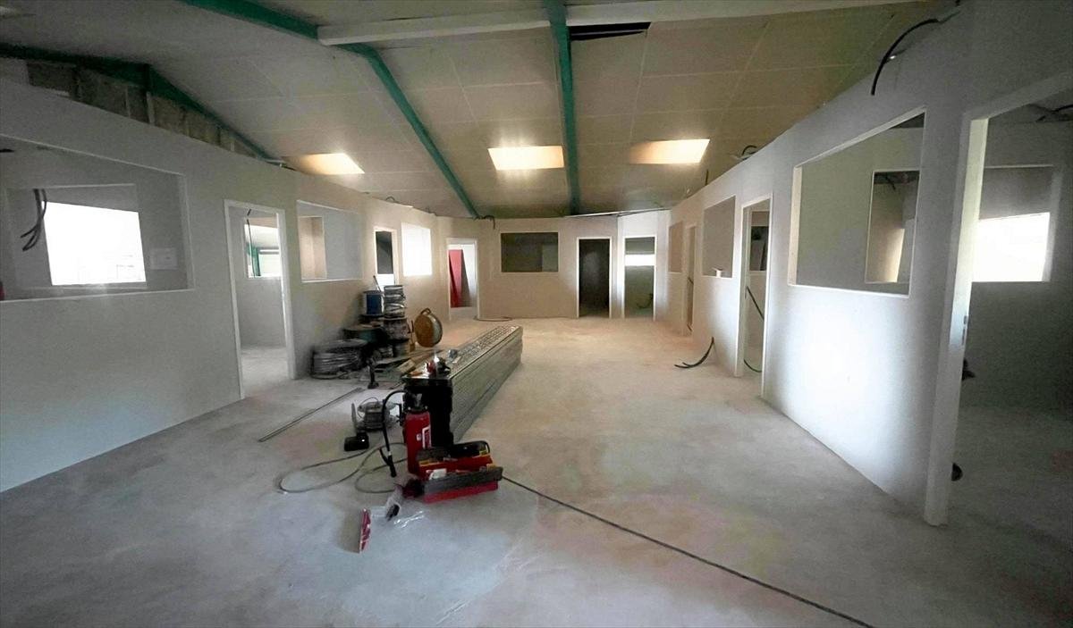 Les bureaux cloisonnés sous la charpente métallique — plateaux de bureaux à Cabestany, plaquiste ALVIT PLAQUISTE