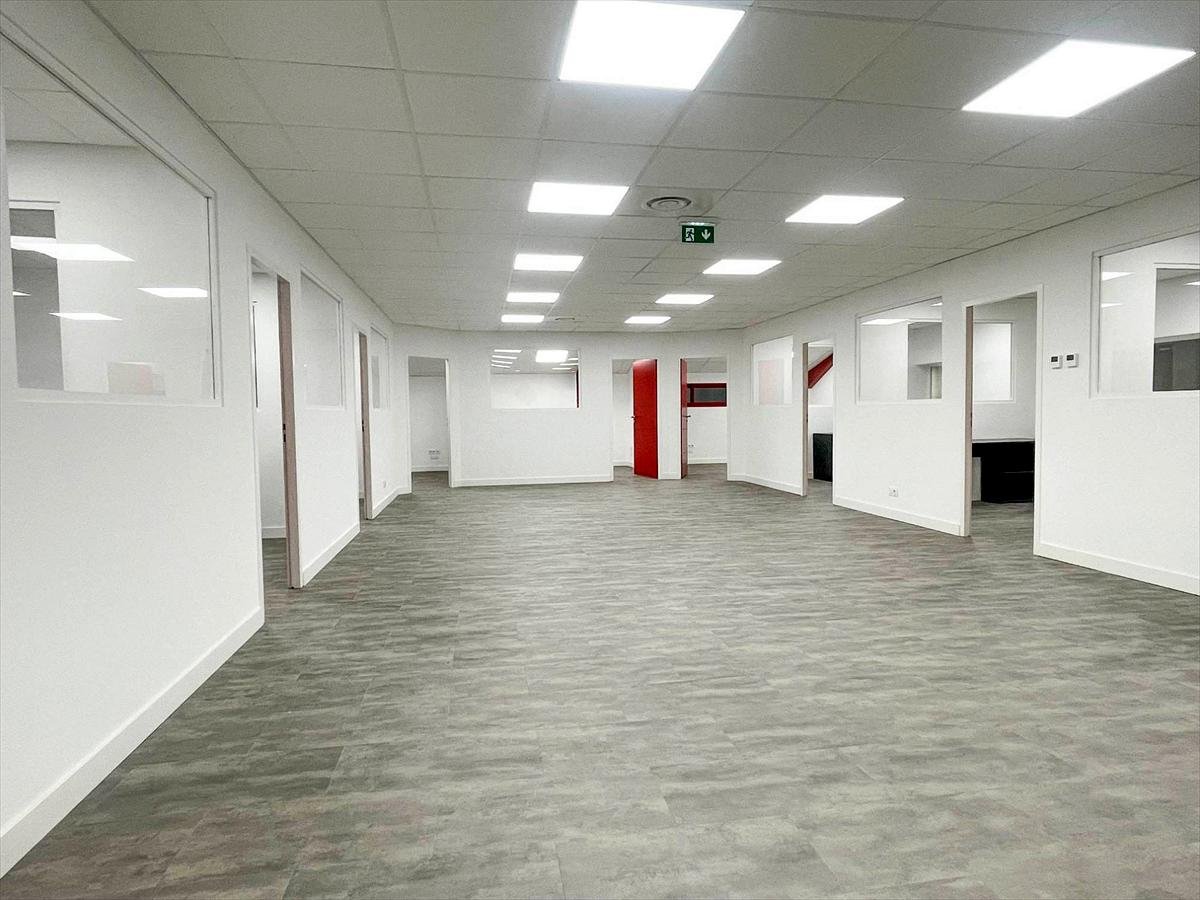 La circulation centrale et les bureaux vitrés — plateaux de bureaux à Cabestany, plaquiste ALVIT PLAQUISTE