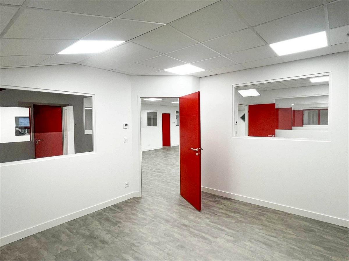 Un bureau terminé, châssis vitrés et porte — plateaux de bureaux à Cabestany, plaquiste ALVIT PLAQUISTE