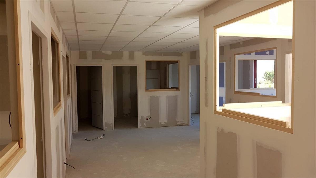 Second plateau : circulation, châssis vitrés et portes posés — plateaux de bureaux à Cabestany, plaquiste ALVIT PLAQUISTE