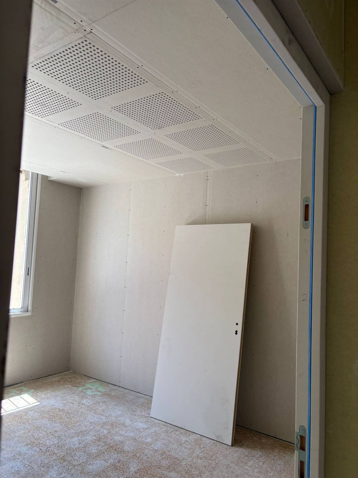 Salle de soins : plafond acoustique perforé et doublages posés — cabinet de kinésithérapie à Baho, plaquiste ALVIT PLAQUISTE