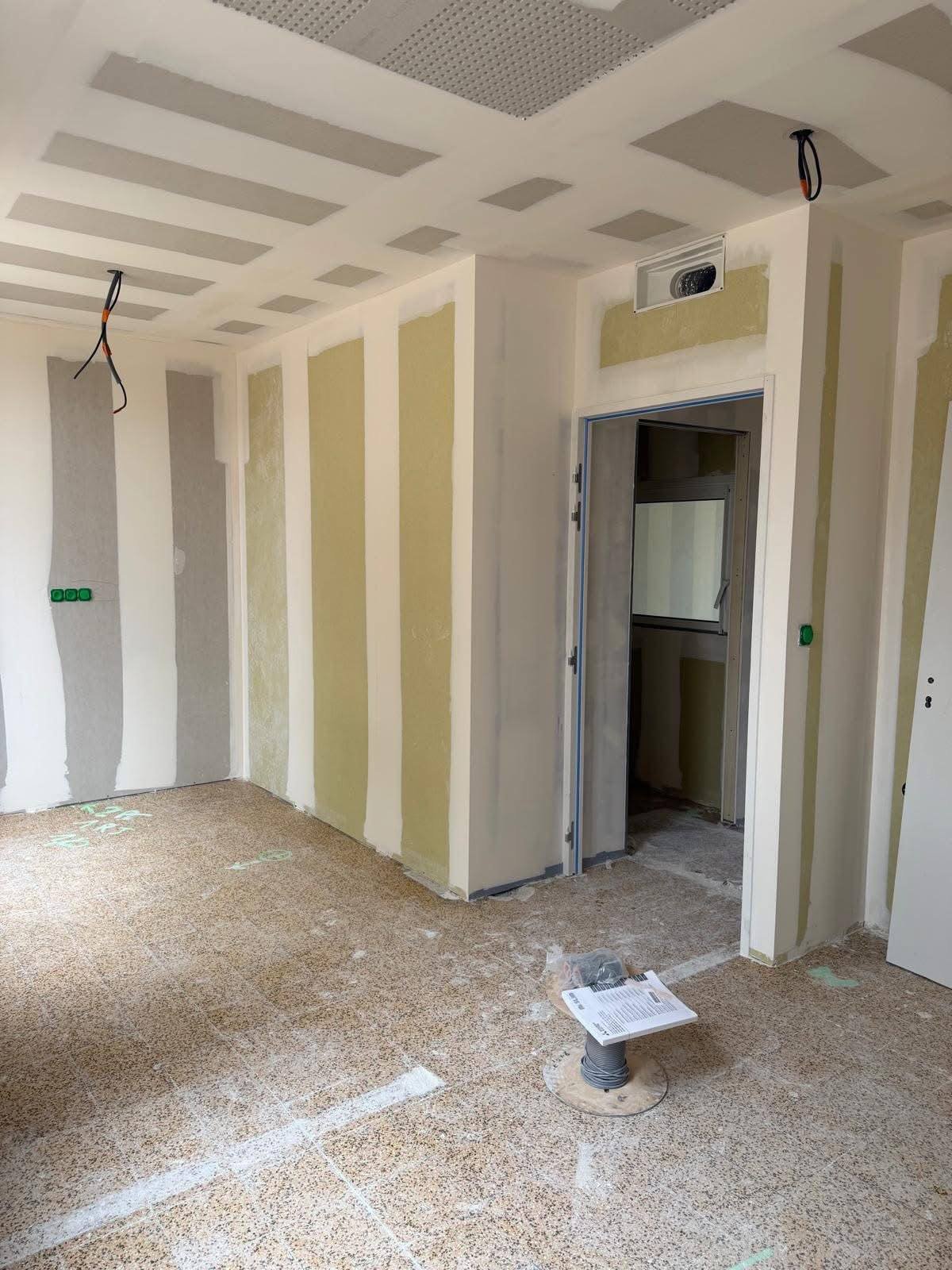 Porte et grille de ventilation, bandes à joints faites — cabinet de kinésithérapie à Baho, plaquiste ALVIT PLAQUISTE