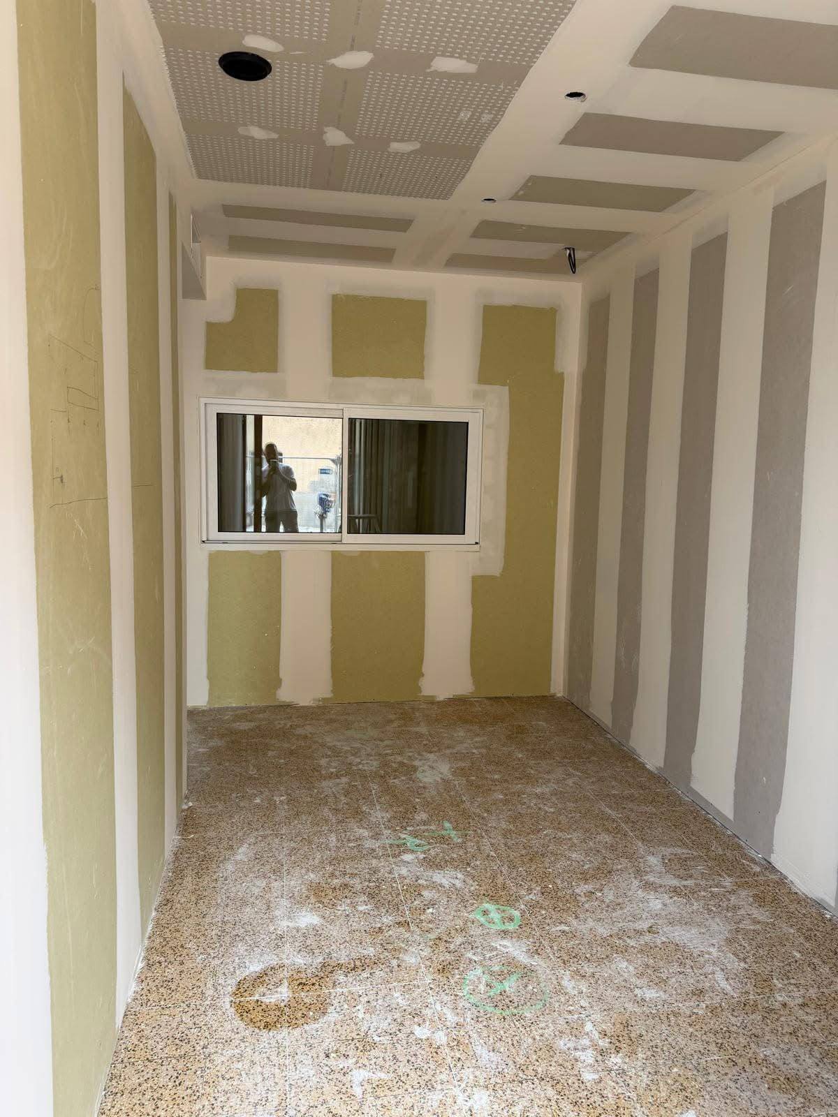 Petite salle jointée, plafond acoustique et plafond plein — cabinet de kinésithérapie à Baho, plaquiste ALVIT PLAQUISTE