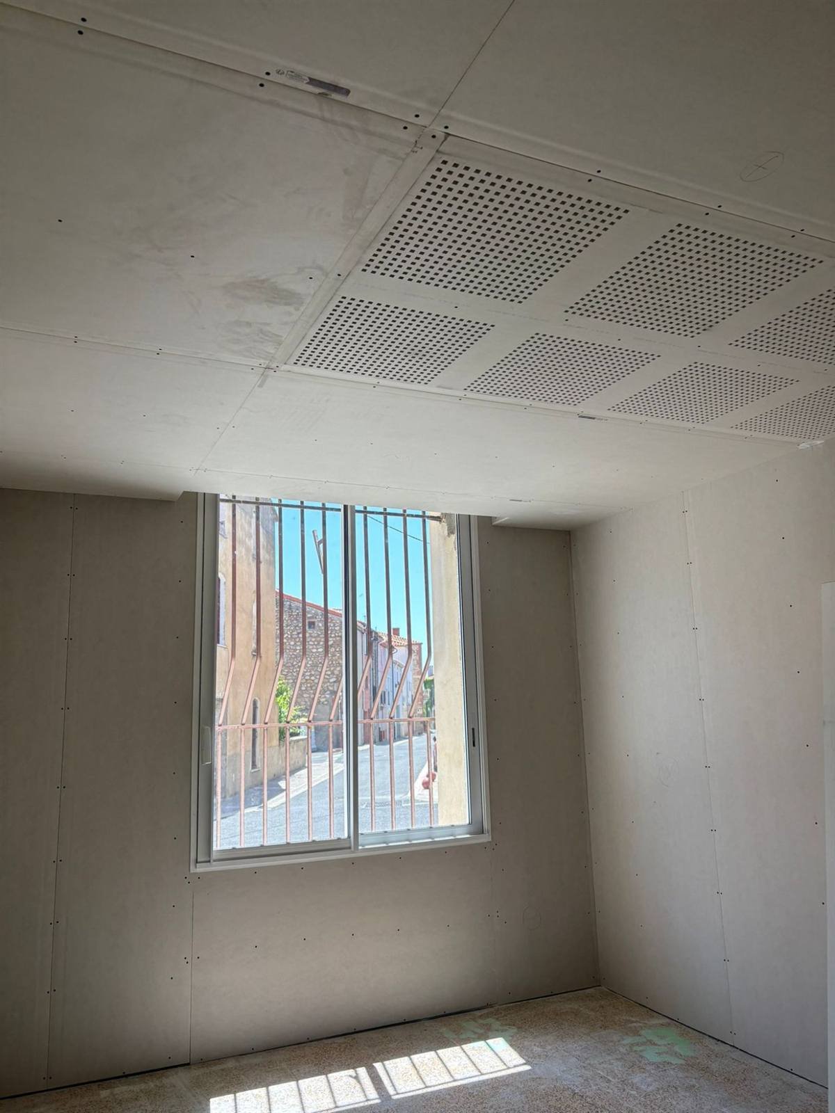 Salle sur rue, plafond acoustique et doublages posés — cabinet de kinésithérapie à Baho, plaquiste ALVIT PLAQUISTE