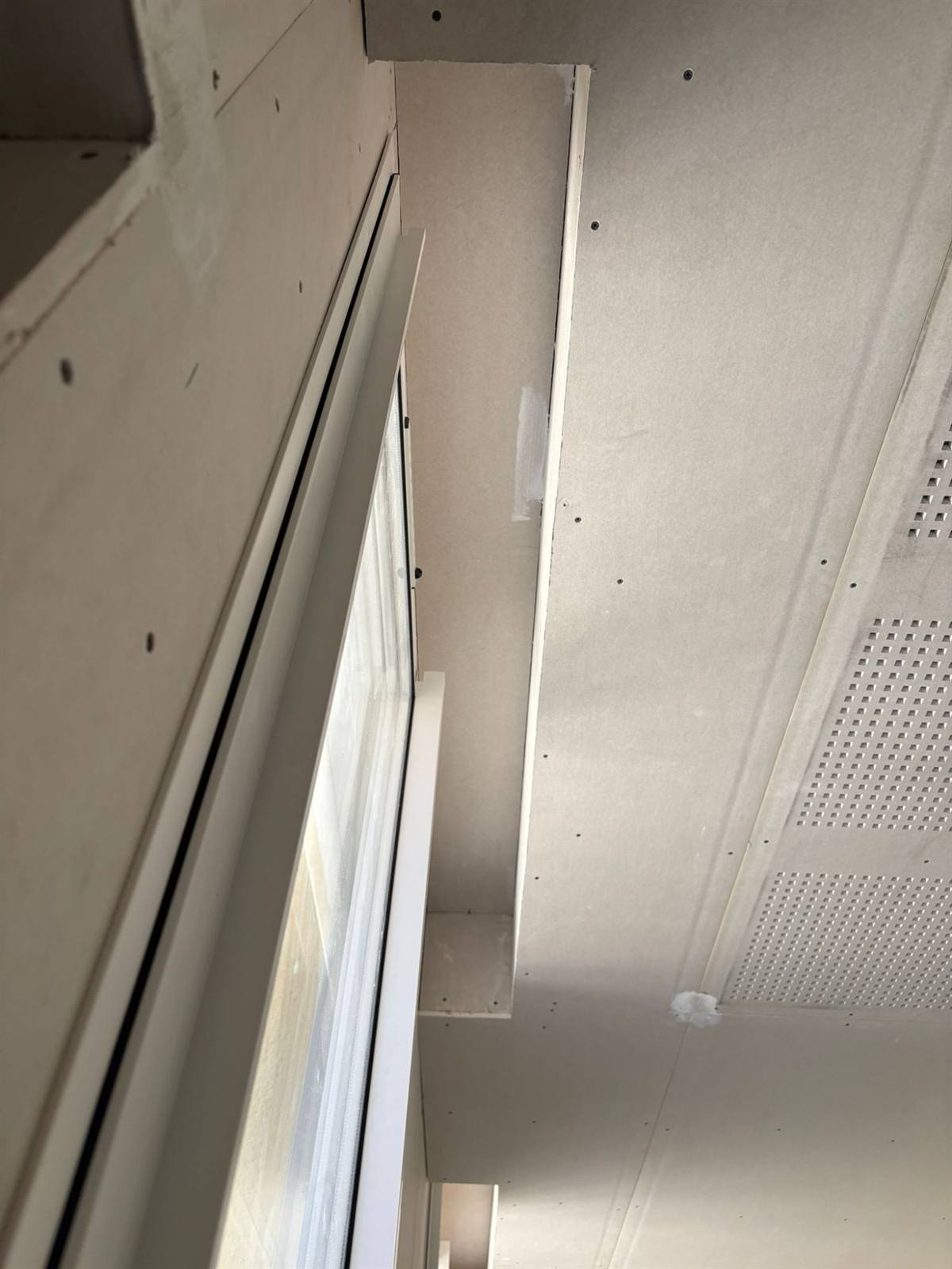 Retombée et plafond acoustique, vus d’en dessous — cabinet de kinésithérapie à Baho, plaquiste ALVIT PLAQUISTE