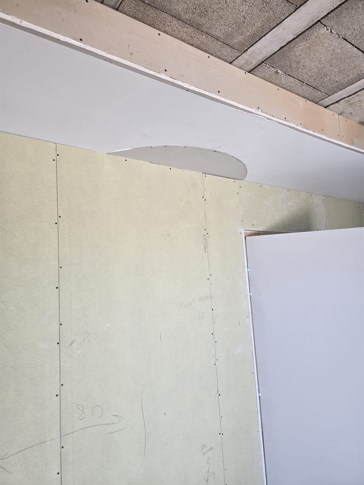 Arrondi en plaques à la jonction de deux hauteurs de plafond — cabinet d’orthodontie à Saint-Cyprien, plaquiste ALVIT PLAQUISTE