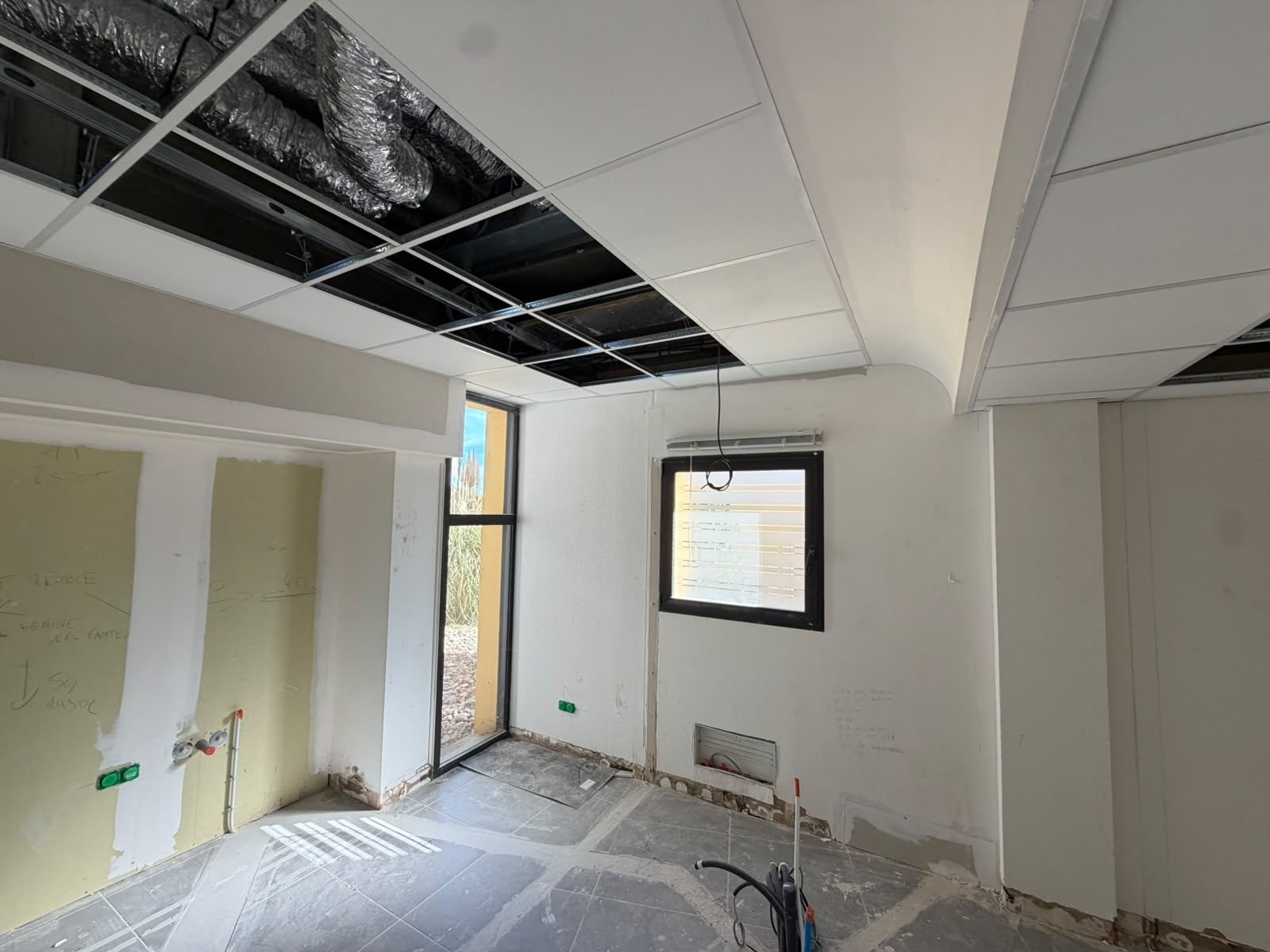 Plafond en dalles et retombée arrondie — cabinet d’orthodontie à Saint-Cyprien, plaquiste ALVIT PLAQUISTE