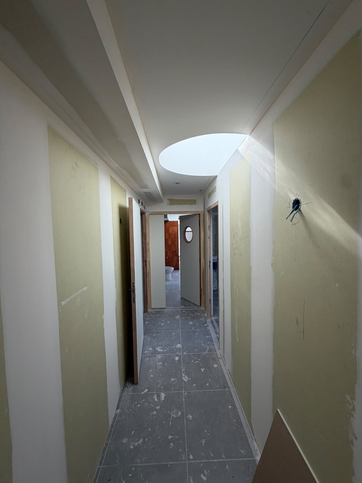 Couloir jointé, puits de lumière et porte à hublot — cabinet d’orthodontie à Saint-Cyprien, plaquiste ALVIT PLAQUISTE