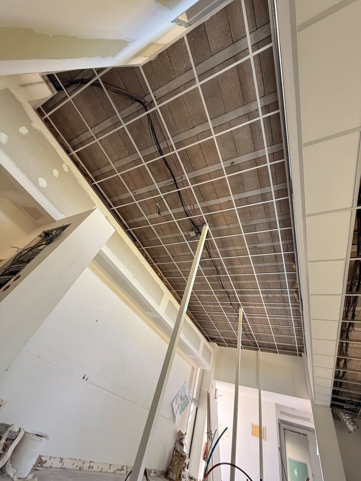 Ossature de plafond en grande hauteur — cabinet d’orthodontie à Saint-Cyprien, plaquiste ALVIT PLAQUISTE