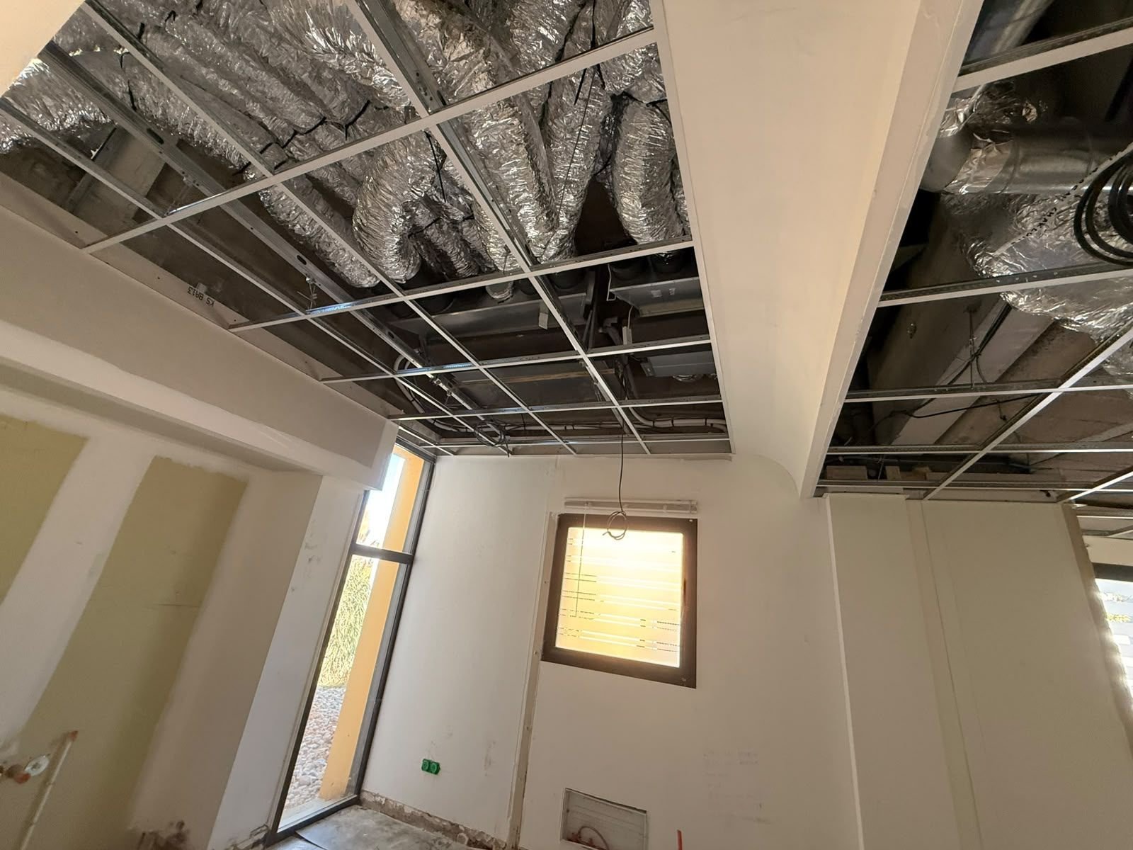 Ossature de plafond et passage des réseaux — cabinet d’orthodontie à Saint-Cyprien, plaquiste ALVIT PLAQUISTE