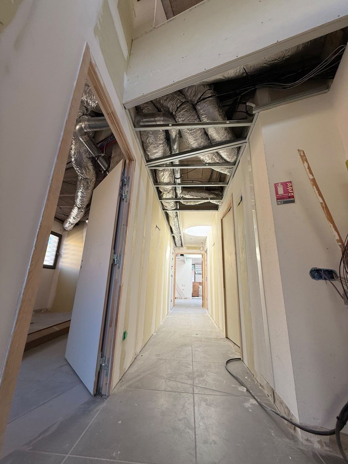 Couloir : réseaux intégrés en plafond — cabinet d’orthodontie à Saint-Cyprien, plaquiste ALVIT PLAQUISTE