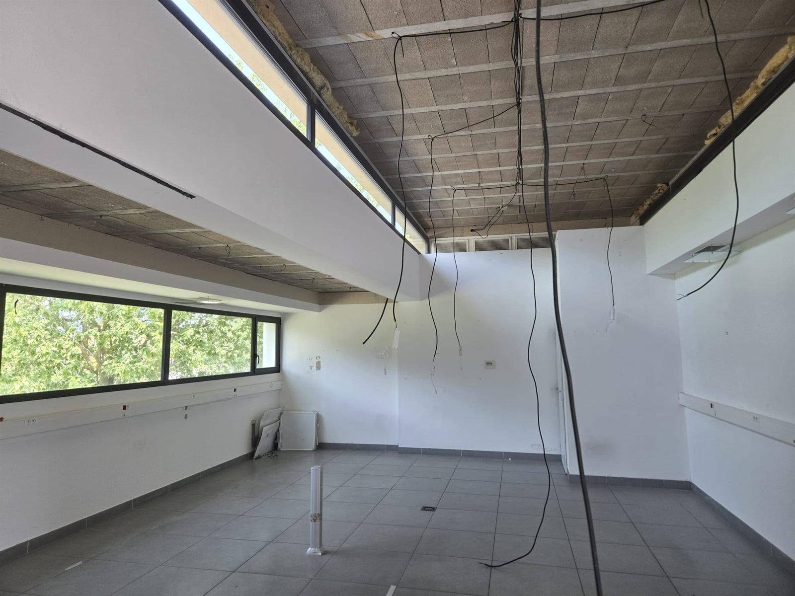 Avant : une salle vidée, plafond déposé — cabinet d’orthodontie à Saint-Cyprien, plaquiste ALVIT PLAQUISTE