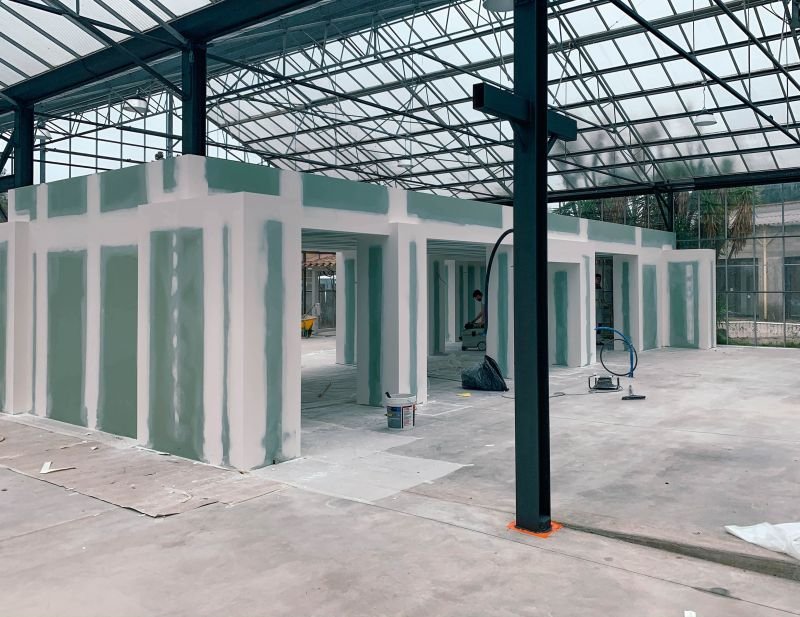 Bandes à joints en cours sur les volumes — Innov Green à Latour-Bas-Elne, plaquiste ALVIT PLAQUISTE