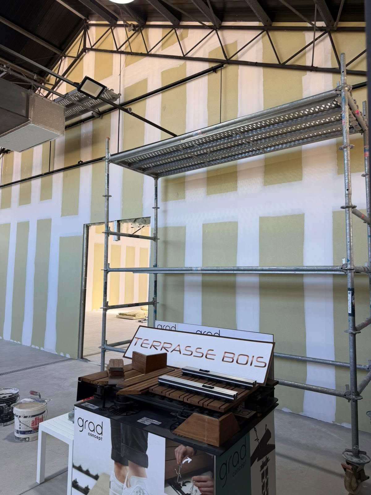 Cloison coupe-feu, présentoir du magasin au premier plan — Innov Green à Latour-Bas-Elne, plaquiste ALVIT PLAQUISTE