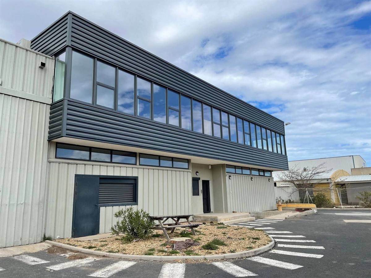 Le bâtiment, vue depuis le parking — Léa Logistique à Rivesaltes, plaquiste ALVIT PLAQUISTE