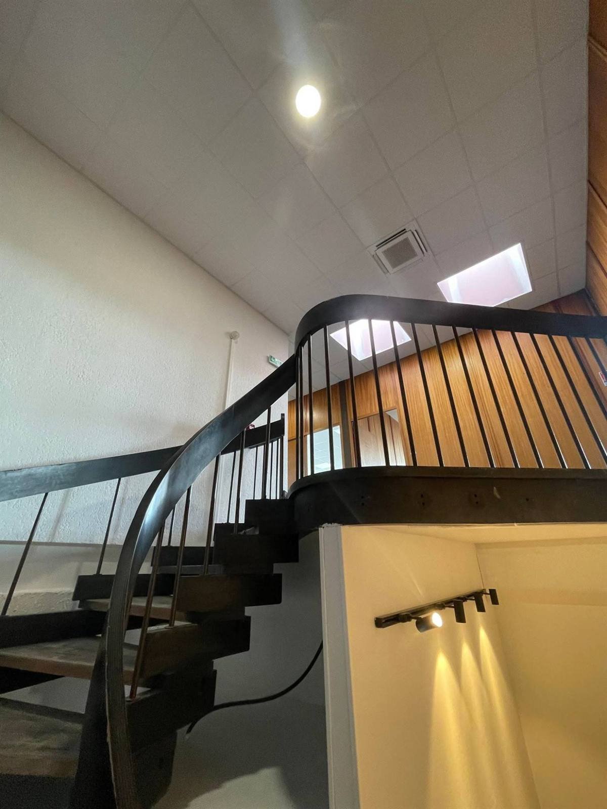 Escalier et plafond en dalles — Léa Logistique à Rivesaltes, plaquiste ALVIT PLAQUISTE