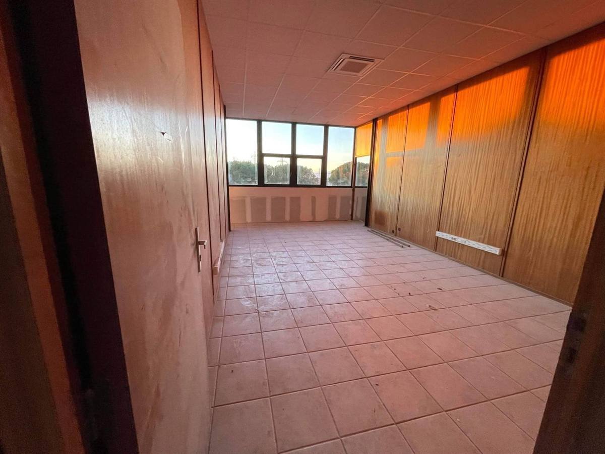 Avant : les anciens bureaux et leurs cloisons modulaires bois — Léa Logistique à Rivesaltes, plaquiste ALVIT PLAQUISTE