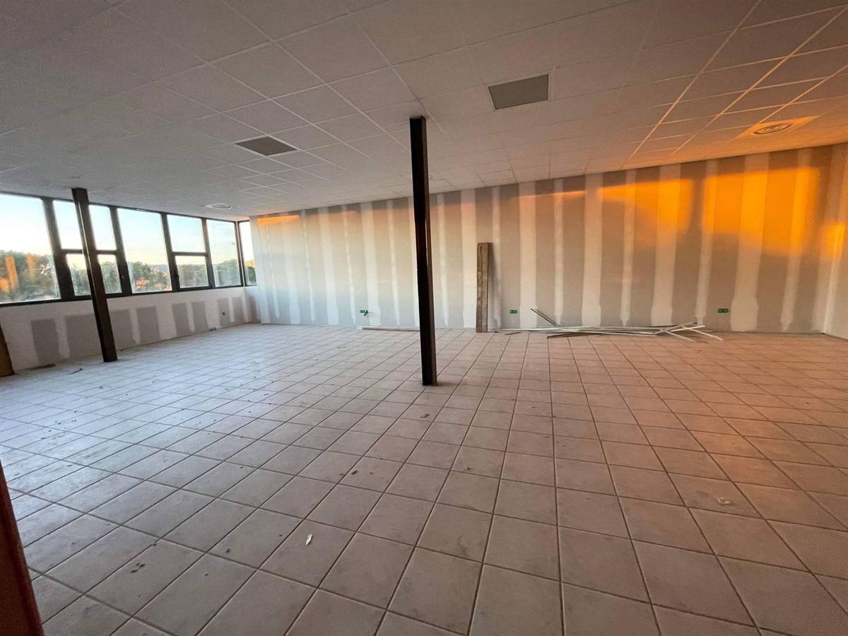 Doublages jointés et poteaux métalliques conservés — Léa Logistique à Rivesaltes, plaquiste ALVIT PLAQUISTE
