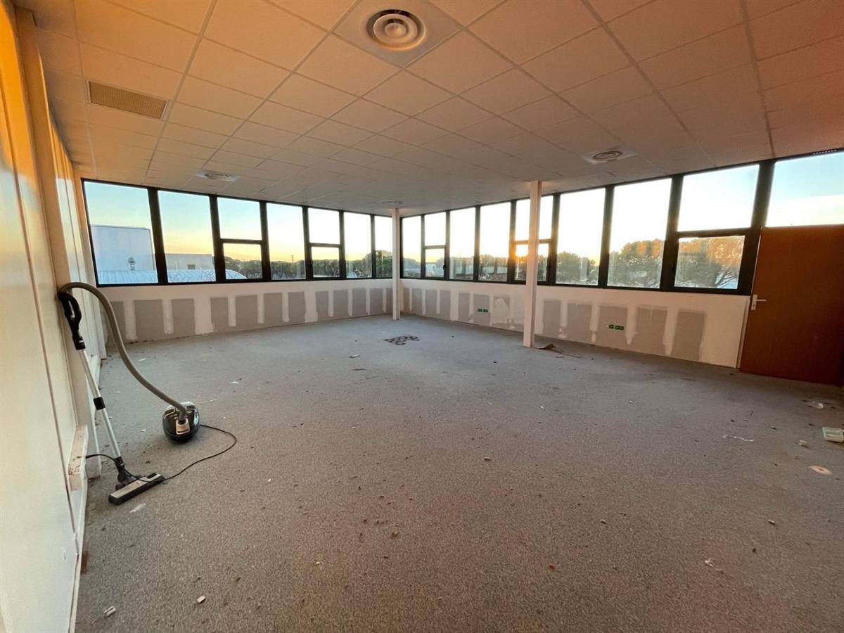 Plateau avant la pose du nouveau plafond — Léa Logistique à Rivesaltes, plaquiste ALVIT PLAQUISTE