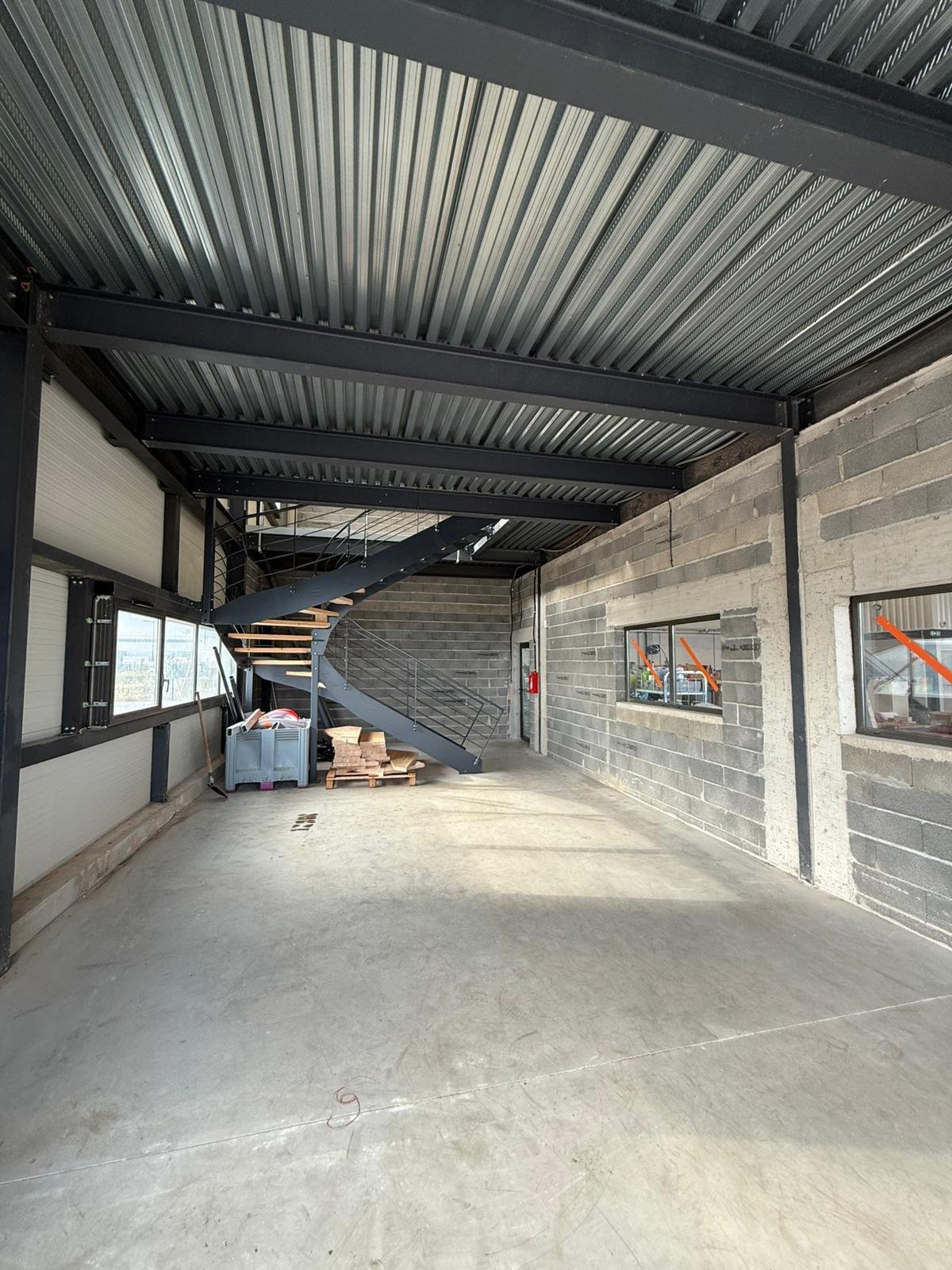 Avant : le rez-de-chaussée brut, plancher bac acier et escalier — Léa Logistique second plateau à Rivesaltes, plaquiste ALVIT PLAQUISTE