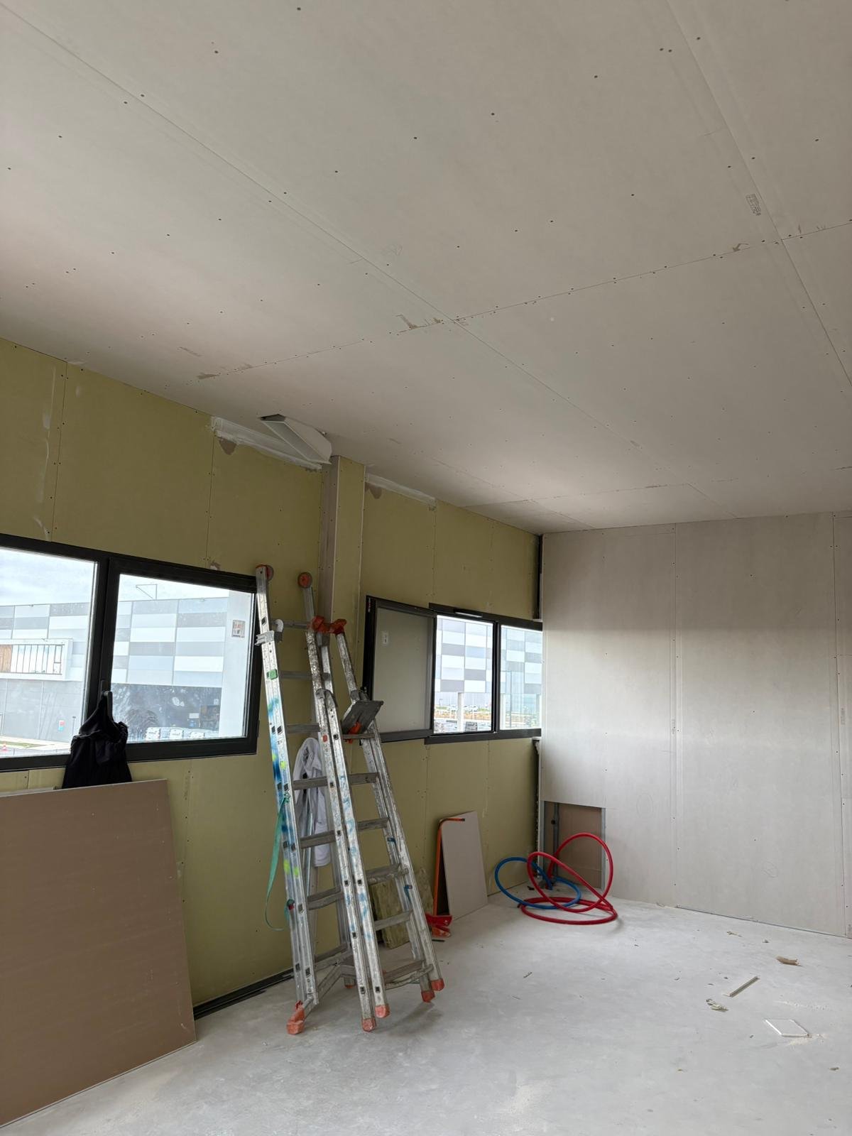 Plafond posé et cloison en plaques, à l’étage — Léa Logistique second plateau à Rivesaltes, plaquiste ALVIT PLAQUISTE
