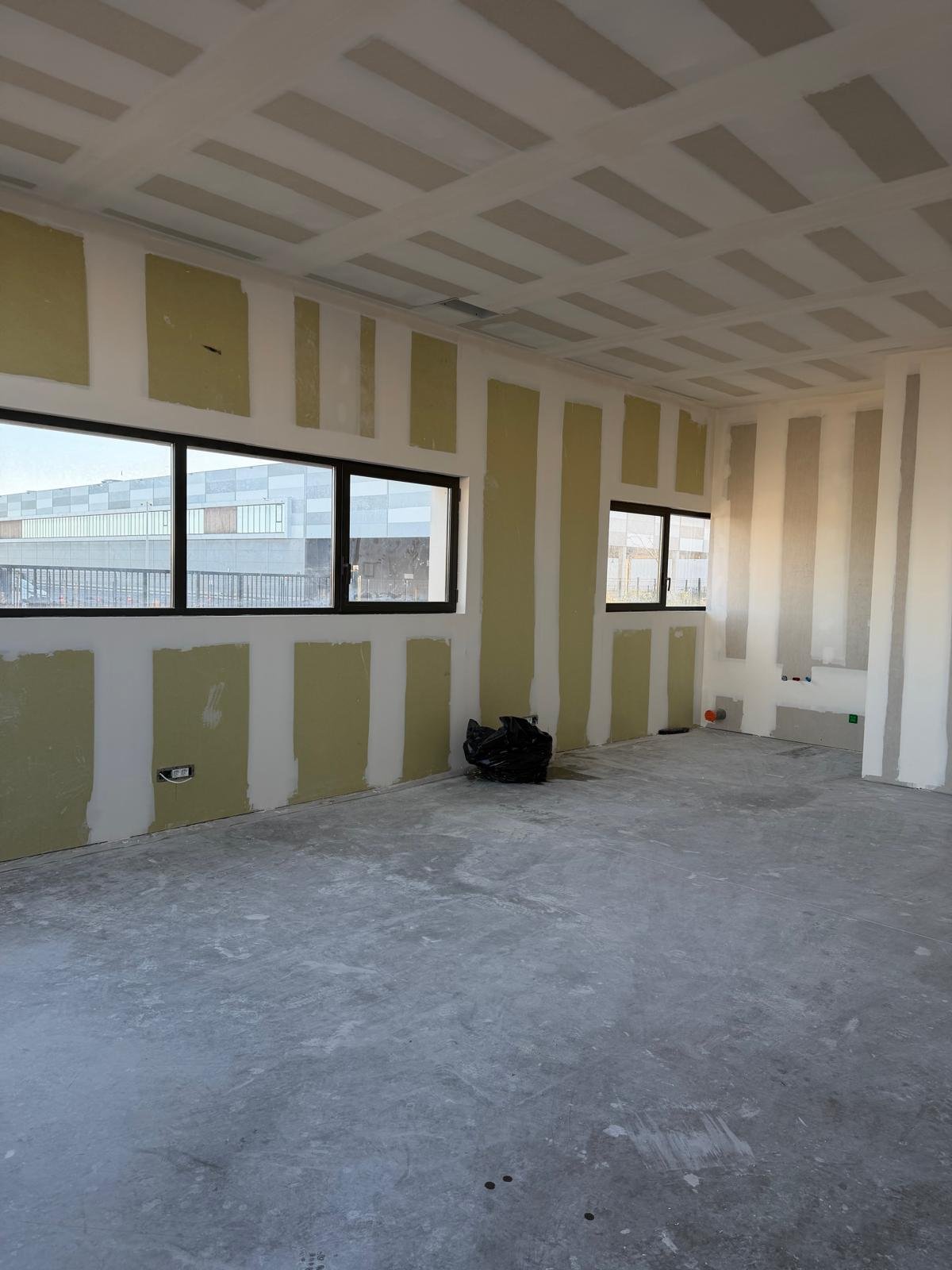 Bureau jointé sous ses fenêtres en bandeau — Léa Logistique second plateau à Rivesaltes, plaquiste ALVIT PLAQUISTE