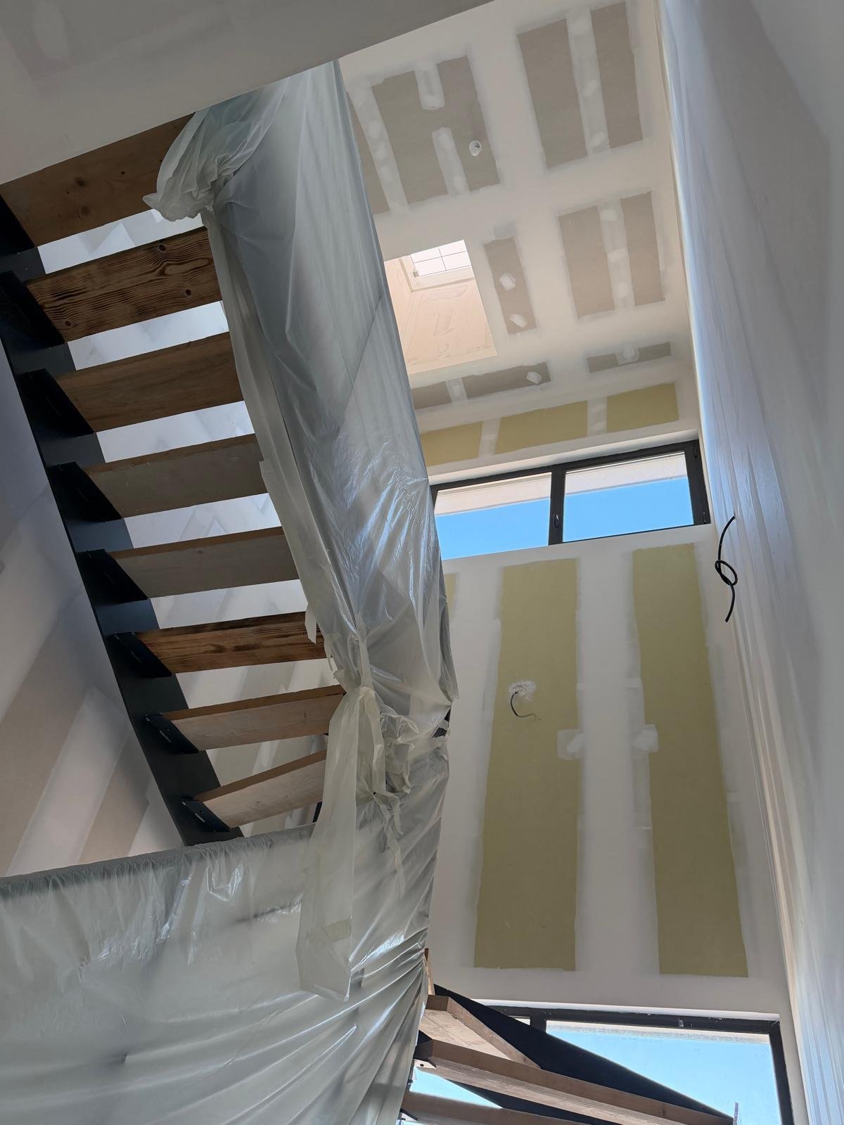 Puits de lumière et cage d’escalier, bandes faites — Léa Logistique second plateau à Rivesaltes, plaquiste ALVIT PLAQUISTE