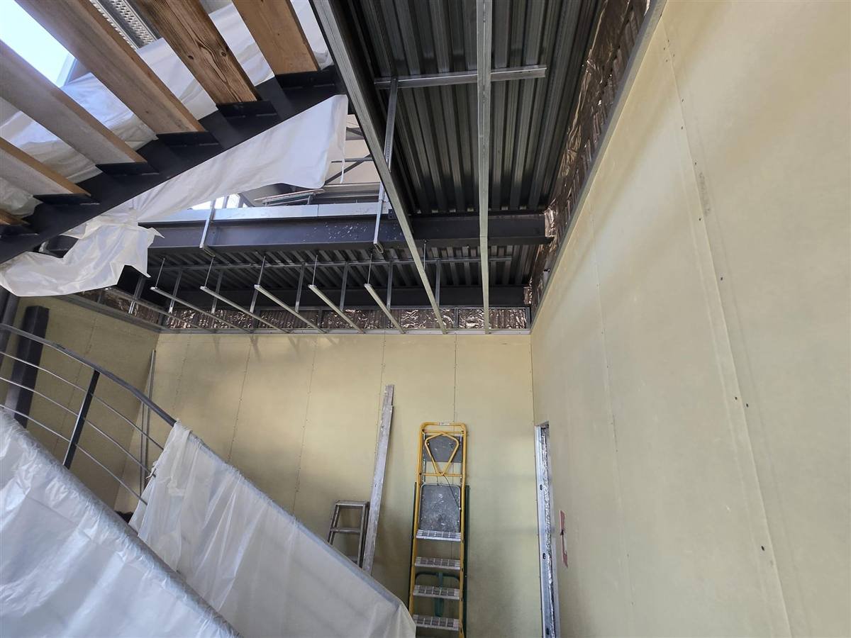 Ossature du plafond sous le plancher, côté escalier — Léa Logistique second plateau à Rivesaltes, plaquiste ALVIT PLAQUISTE