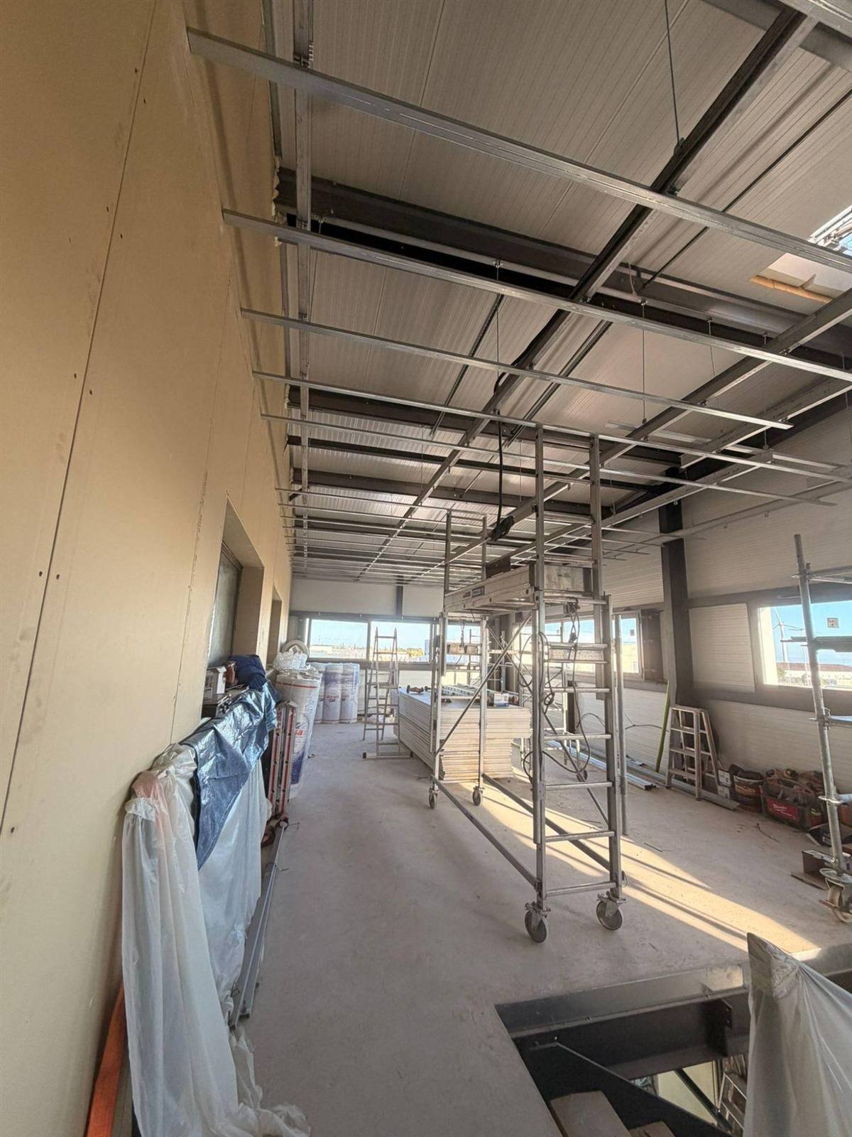 À l’étage, l’ossature du plafond en place — Léa Logistique second plateau à Rivesaltes, plaquiste ALVIT PLAQUISTE