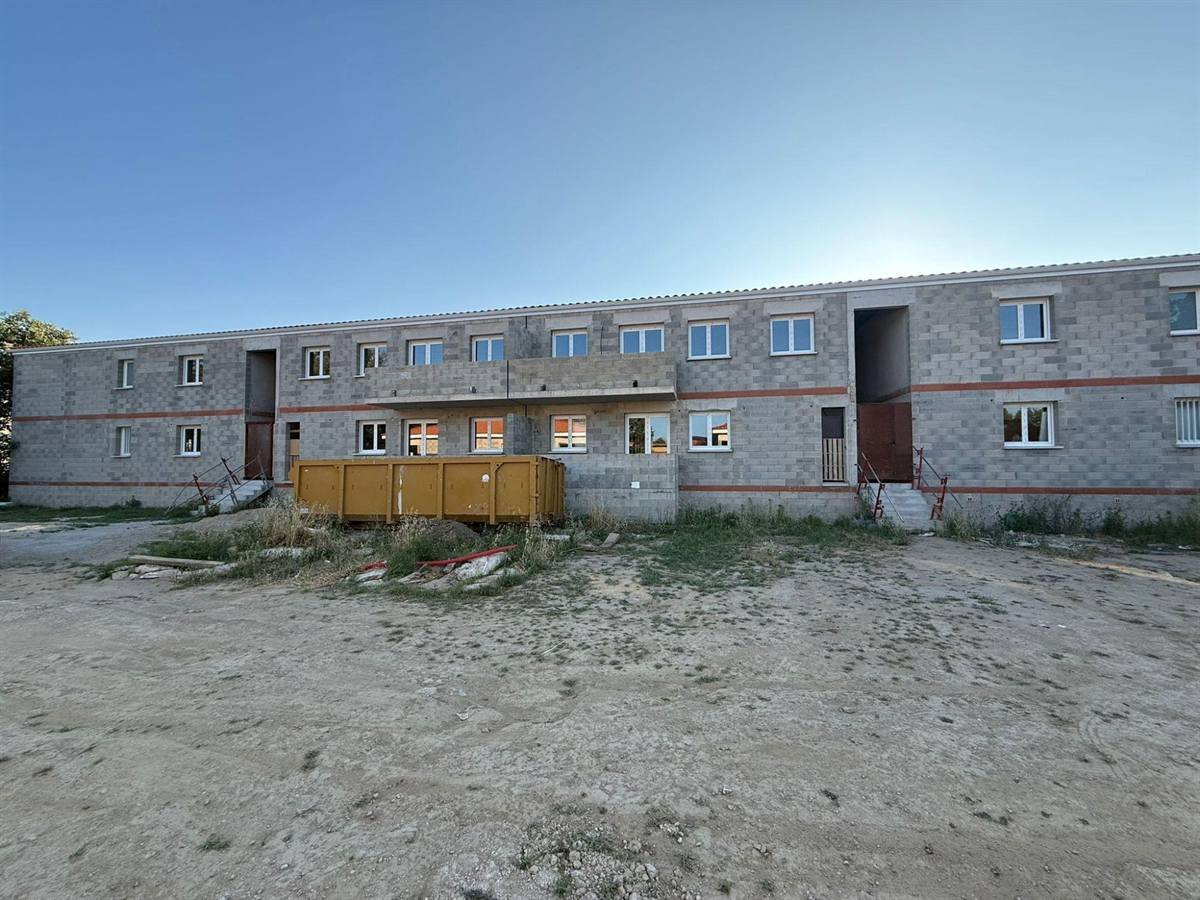 Le bâtiment collectif en gros œuvre, avant notre intervention — logements sociaux à Baho, plaquiste ALVIT PLAQUISTE