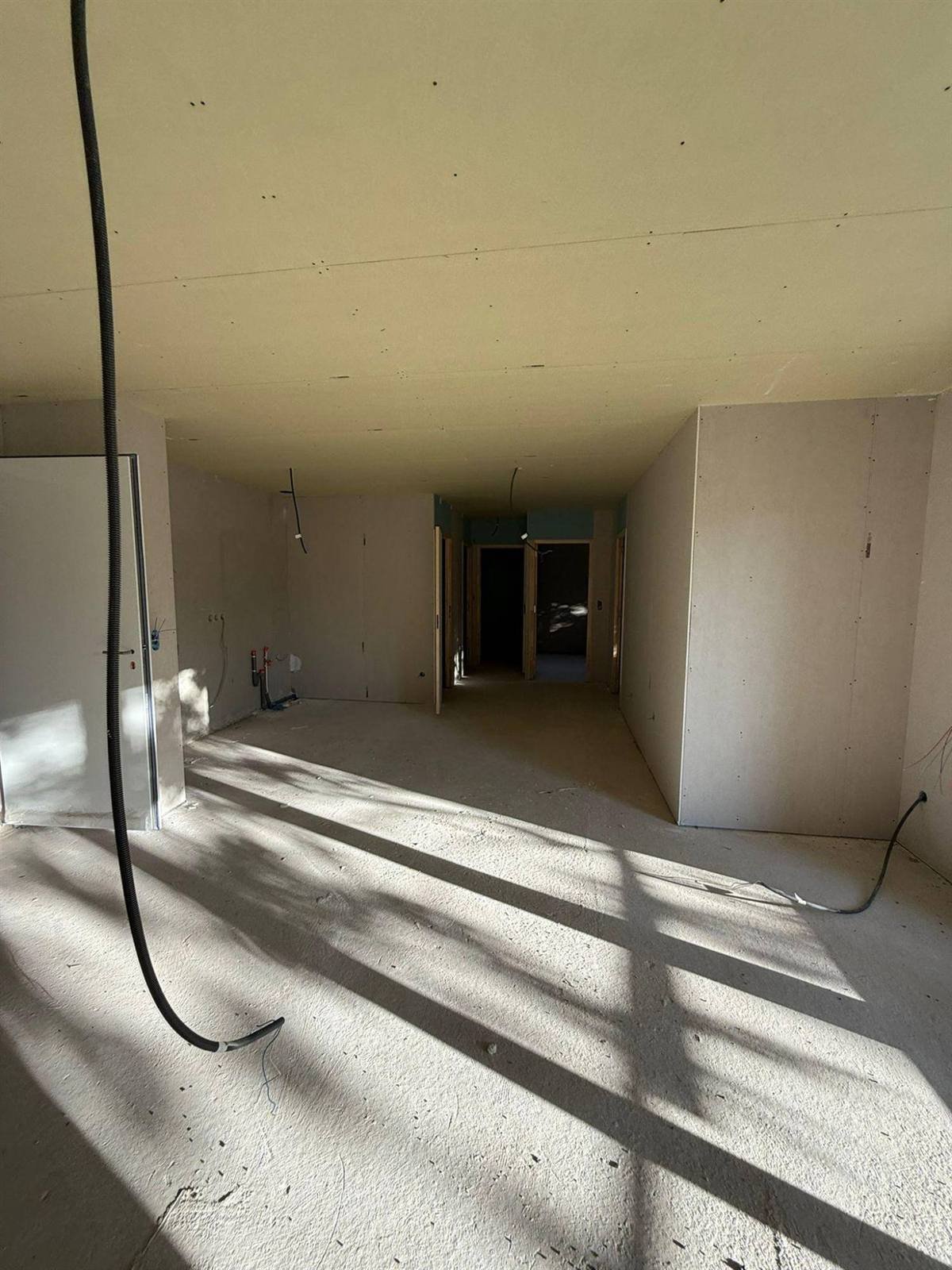 Plafond coupe-feu, doublages et cloisons posés, avant les bandes — logements sociaux à Baho, plaquiste ALVIT PLAQUISTE