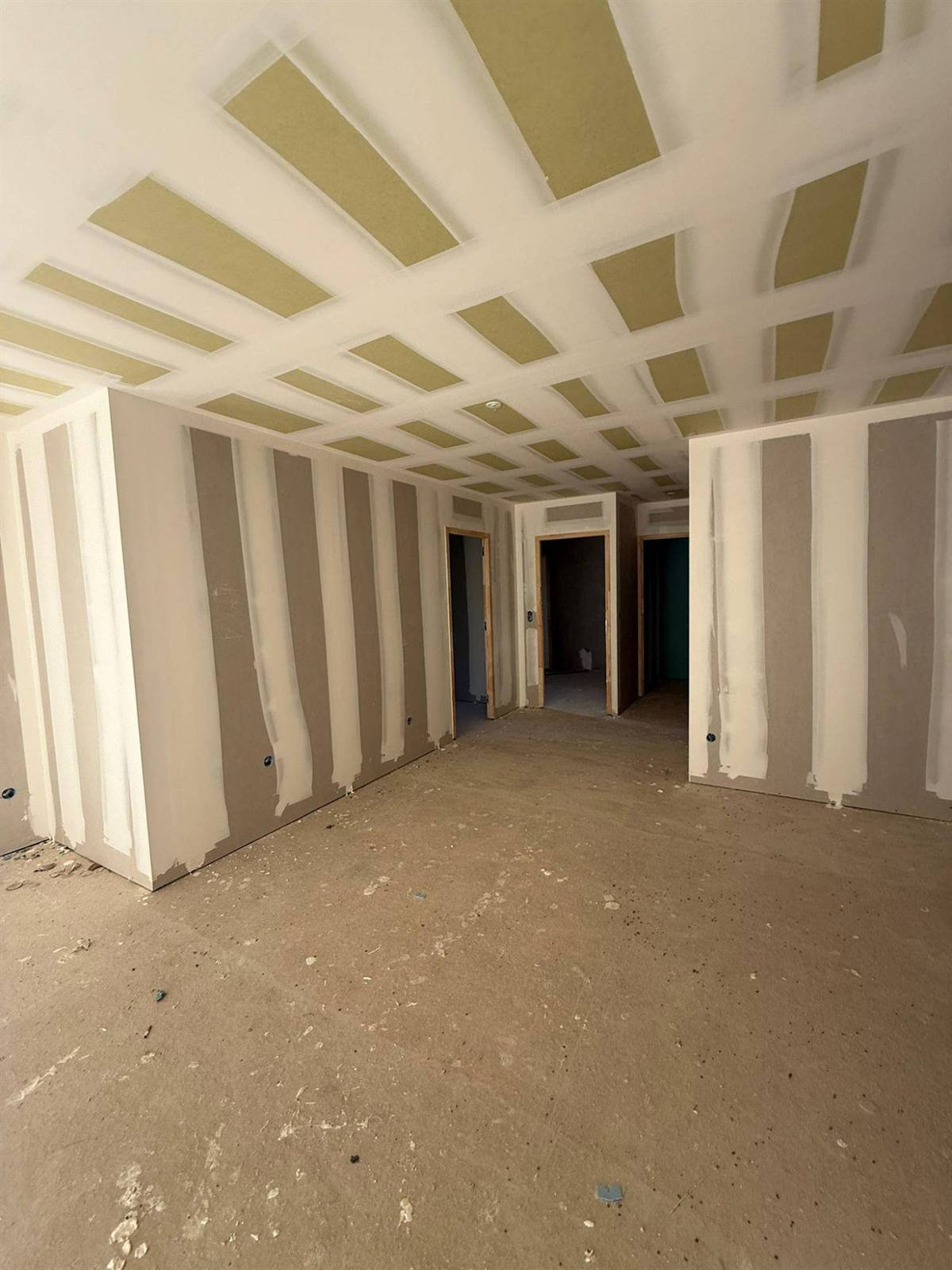 Distribution : bandes à joints sur le plafond coupe-feu et les cloisons — logements sociaux à Baho, plaquiste ALVIT PLAQUISTE