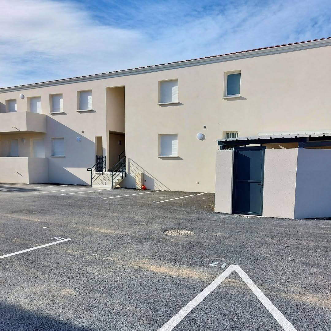 Le bâtiment collectif terminé — logements sociaux à Baho, plaquiste ALVIT PLAQUISTE