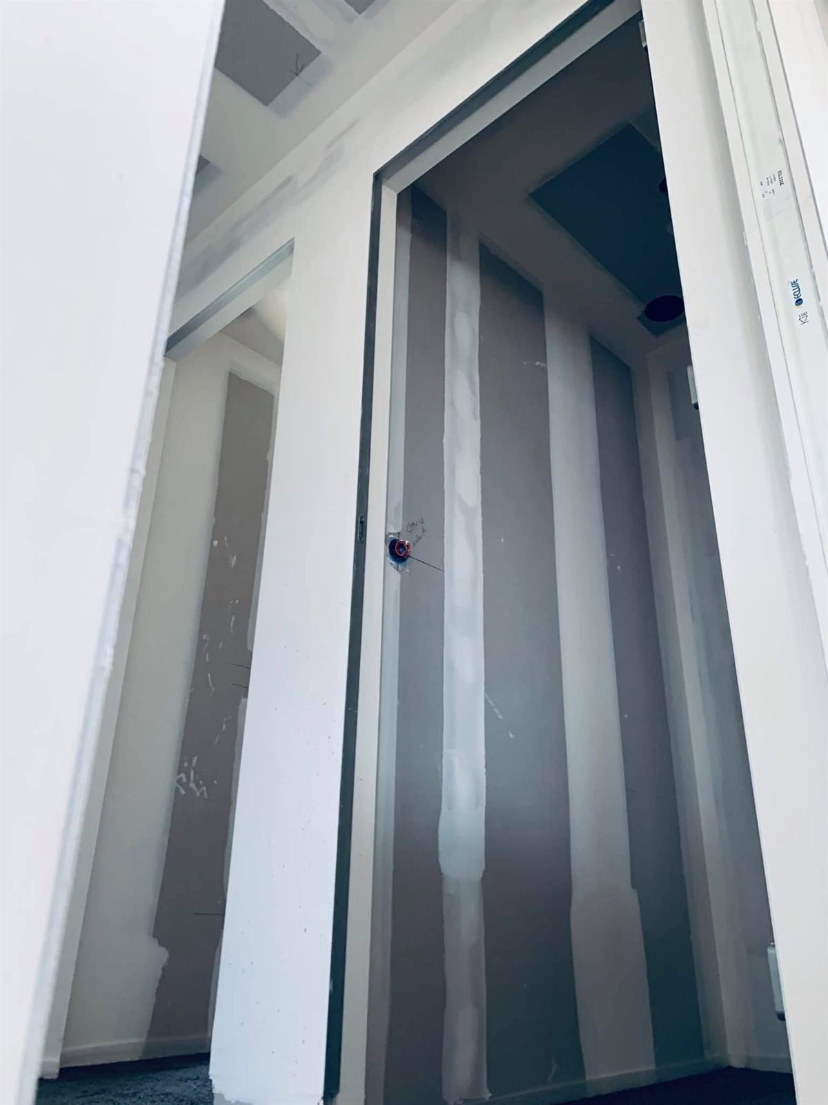 Châssis à galandage intégré dans la cloison — maison d’architecte, ALVIT PLAQUISTE