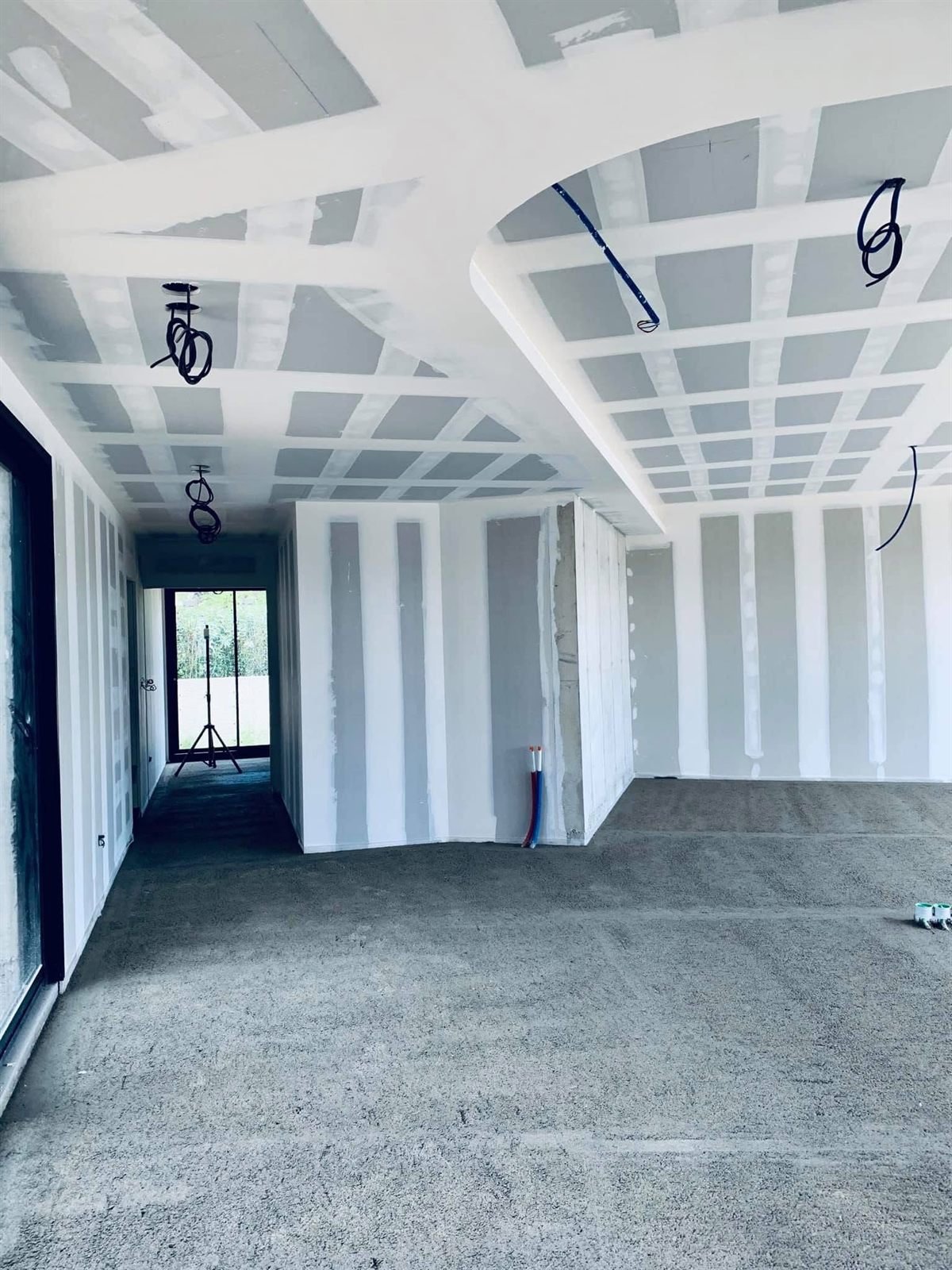 Séjour et dégagement, plafonds et doublages terminés — maison d’architecte, ALVIT PLAQUISTE
