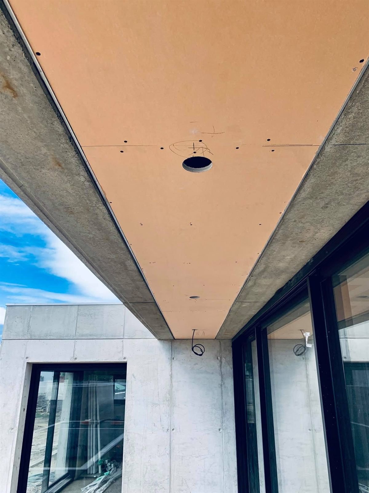 Plafond extérieur et baguette de fractionnement en jonction du refend — maison d’architecte, ALVIT PLAQUISTE