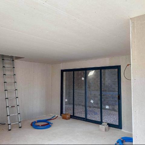 Villa Elne — salon ouvert sur le garage — chantier de plâtrerie ALVIT PLAQUISTE