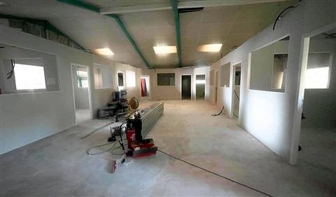 Les bureaux cloisonnés sous la charpente métallique — plateaux de bureaux à Cabestany, plaquiste ALVIT PLAQUISTE