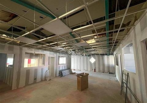 Cloisons jointées, ossature du nouveau plafond à dalles — plateaux de bureaux à Cabestany, plaquiste ALVIT PLAQUISTE