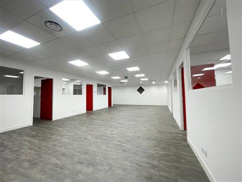 Le premier plateau terminé sous son plafond à dalles — plateaux de bureaux à Cabestany, plaquiste ALVIT PLAQUISTE