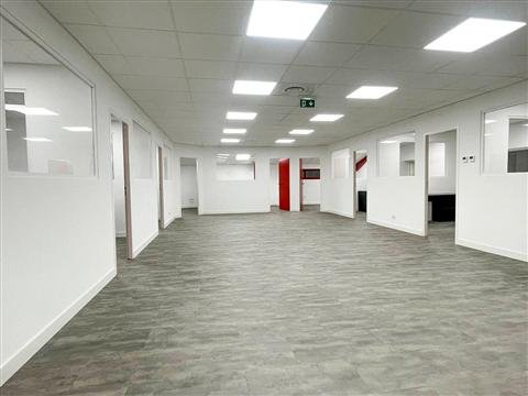La circulation centrale et les bureaux vitrés — plateaux de bureaux à Cabestany, plaquiste ALVIT PLAQUISTE