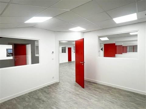 Un bureau terminé, châssis vitrés et porte — plateaux de bureaux à Cabestany, plaquiste ALVIT PLAQUISTE