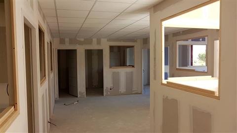 Second plateau : circulation, châssis vitrés et portes posés — plateaux de bureaux à Cabestany, plaquiste ALVIT PLAQUISTE