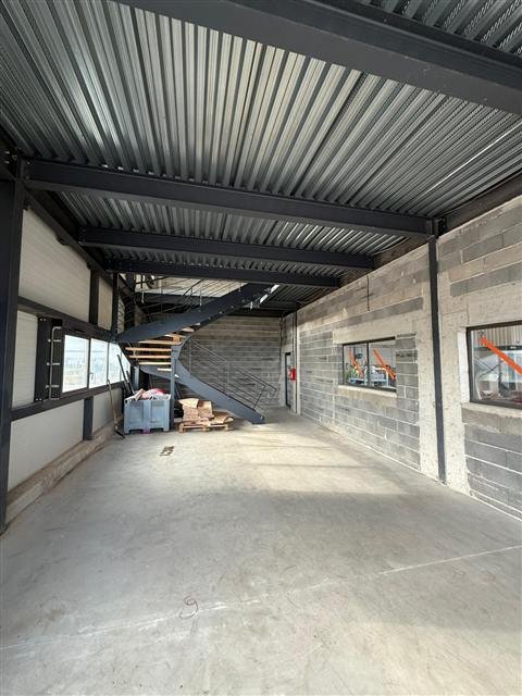 Avant : le rez-de-chaussée brut, plancher bac acier et escalier — Léa Logistique second plateau à Rivesaltes, plaquiste ALVIT PLAQUISTE