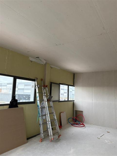 Plafond posé et cloison en plaques, à l’étage — Léa Logistique second plateau à Rivesaltes, plaquiste ALVIT PLAQUISTE