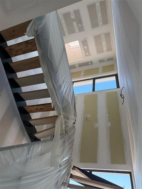 Puits de lumière et cage d’escalier, bandes faites — Léa Logistique second plateau à Rivesaltes, plaquiste ALVIT PLAQUISTE